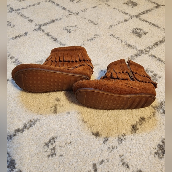 Baby Minnetonka Moccasins size 4 - Picture 3 of 4